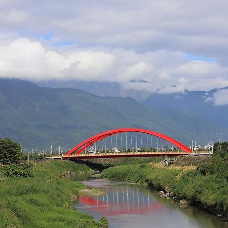 Bridge Bed And Breakfast Kota Hualien Bagian luar foto